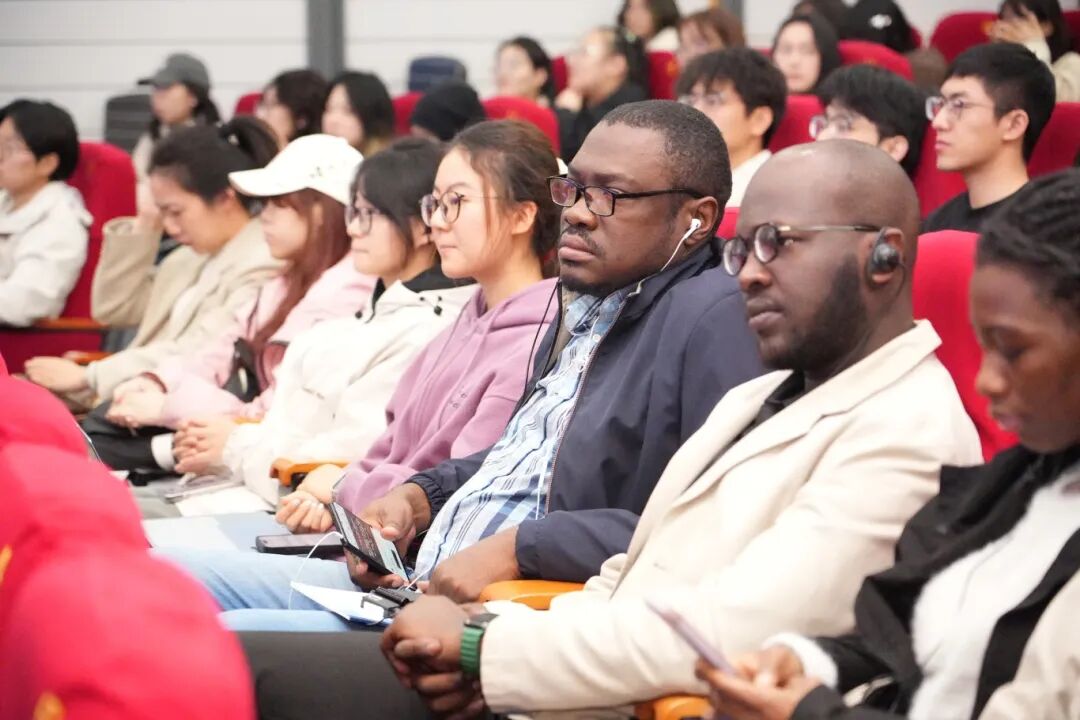 20251106 沙特審計(jì)院院長(zhǎng)胡薩姆·阿蘭卡里先另行通知生受聘南京審計(jì)大學(xué)榮譽(yù)教授儀式 (12).JPG